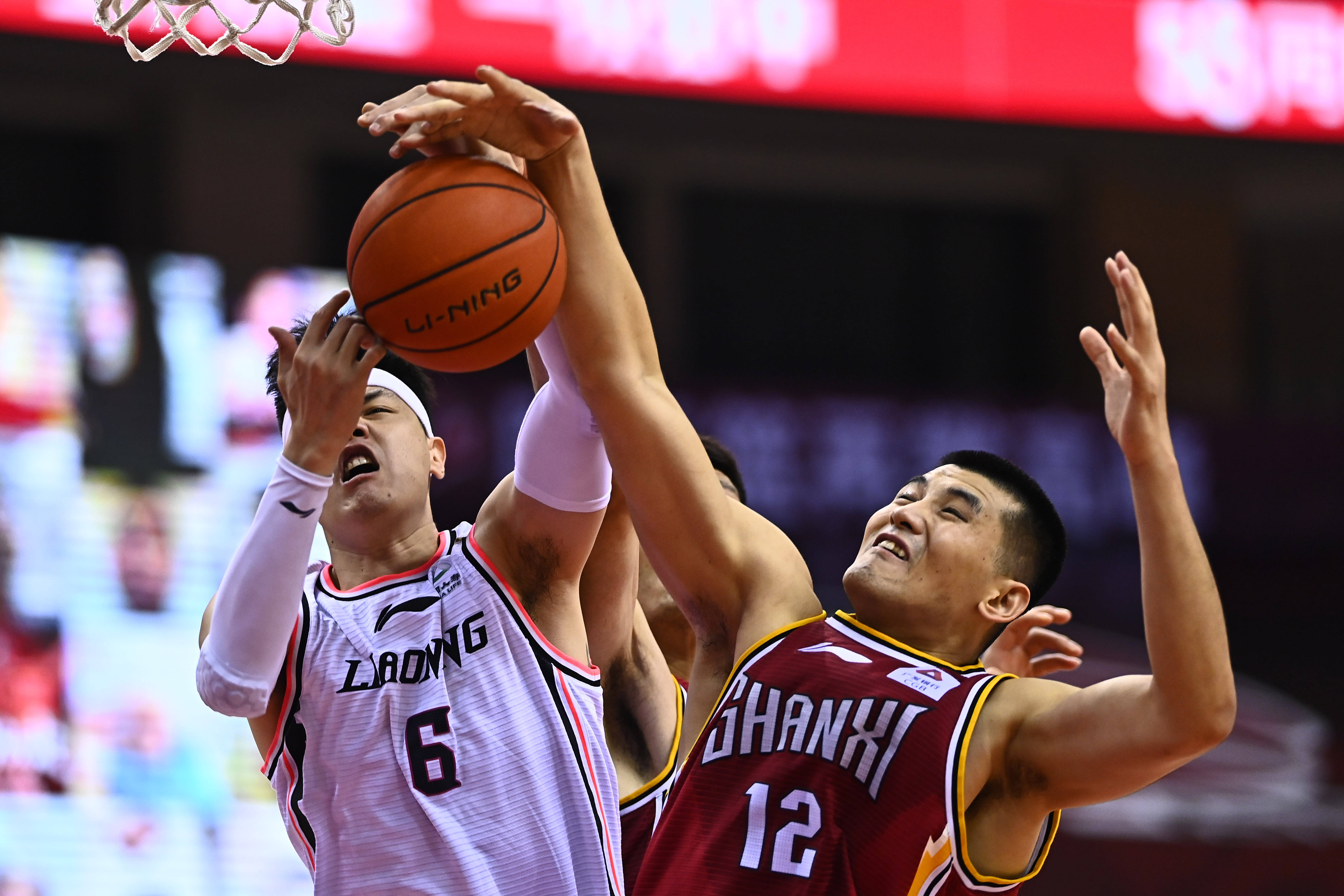 这次封盖把球迷都吓傻了（这一记大帽惊呆了全场球迷）