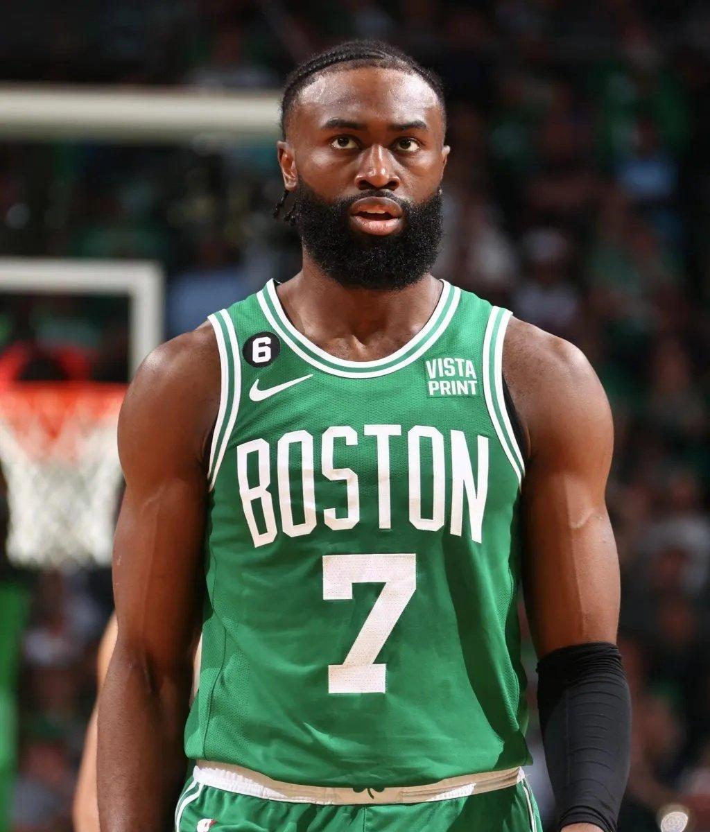 太阳报：英乙球迷朝对方门将扔椅子，被球队主帅严厉批评（《太阳报》：英乙球迷向对方门将掷椅，本队主帅怒批此举）