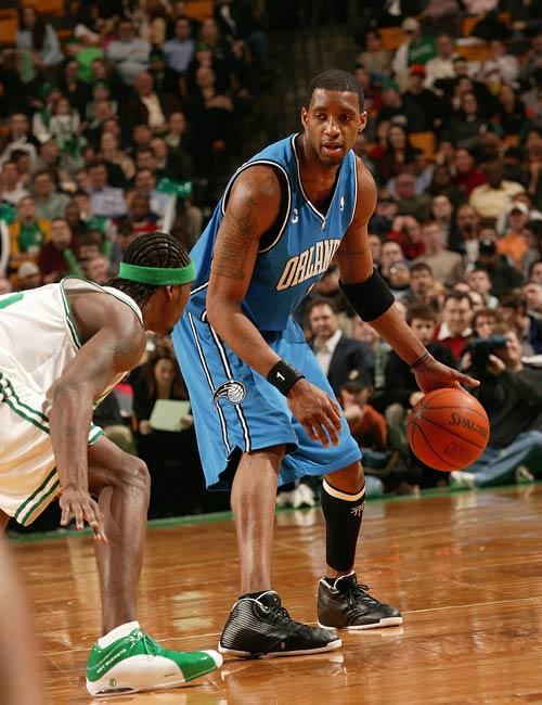 队记：斯玛特因背部伤势，将缺席今天对阵独行侠的比赛（队记者称斯玛特背伤将缺席今日战独行侠）