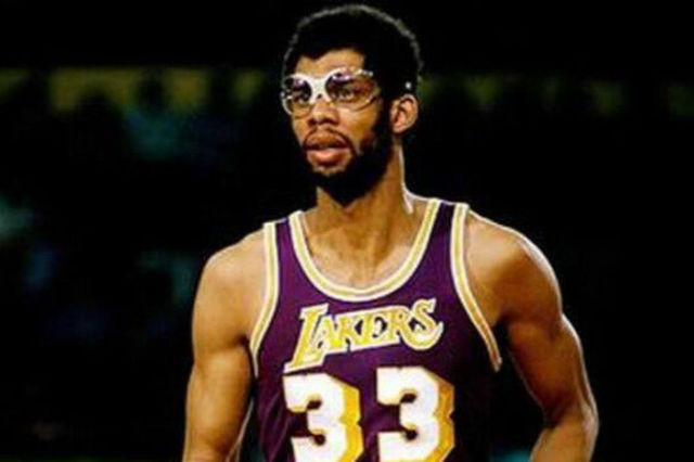 广东籍球员廖锦涛、吕焯毅参与英博队内的大连话挑战，前者胜（英博队内大连话挑战：广东籍廖锦涛胜出，吕焯毅参赛）