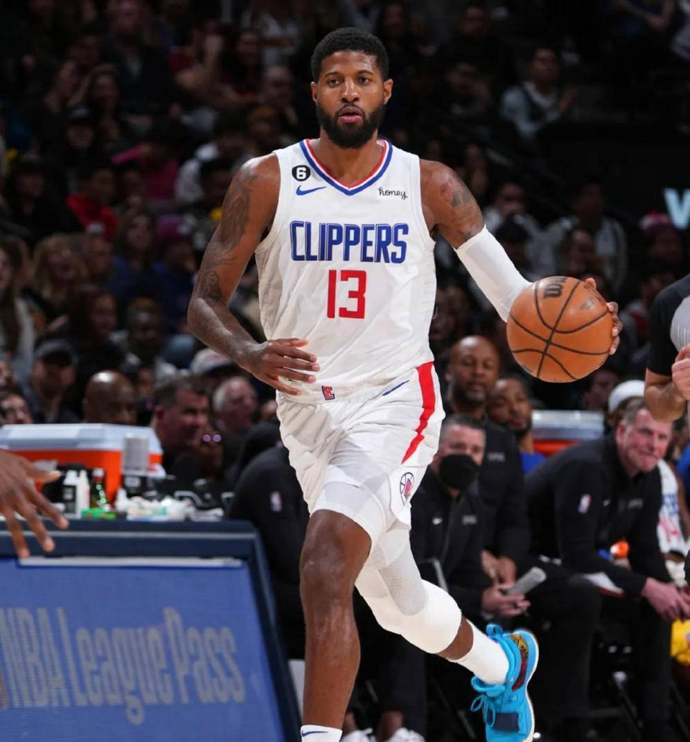 欧冠赛前穆里尼奥与两名昔日弟子重逢，并亲吻了斯内德的光头（欧冠赛前，穆里尼奥与两位旧将相聚，还亲吻斯内德的光头）