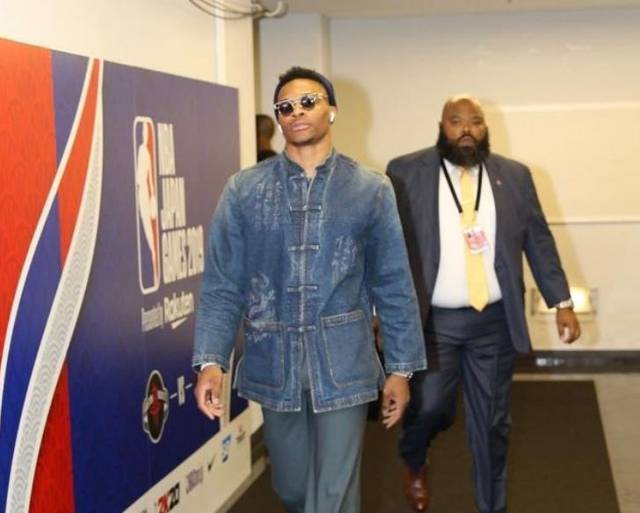 比赛尾声扑点，迈尼昂：我很自信，我的队友们也信任我（末段扑点，迈尼昂：我很自信，队友也相信我）